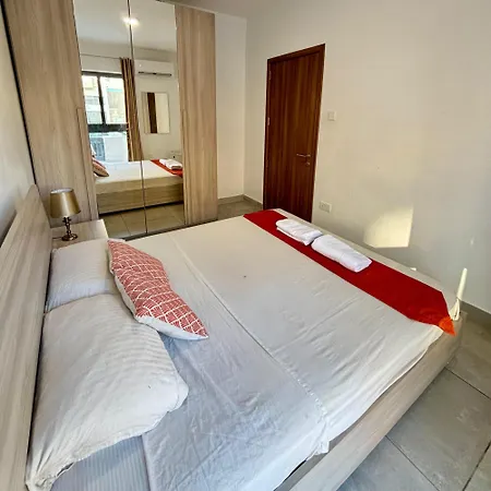 Bright - Private External Bathroom Msida