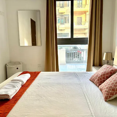 Cozy And Bright Room, Shared Flat Homestay