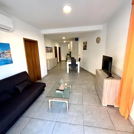 Cozy And Bright Room, Shared Flat * Msida