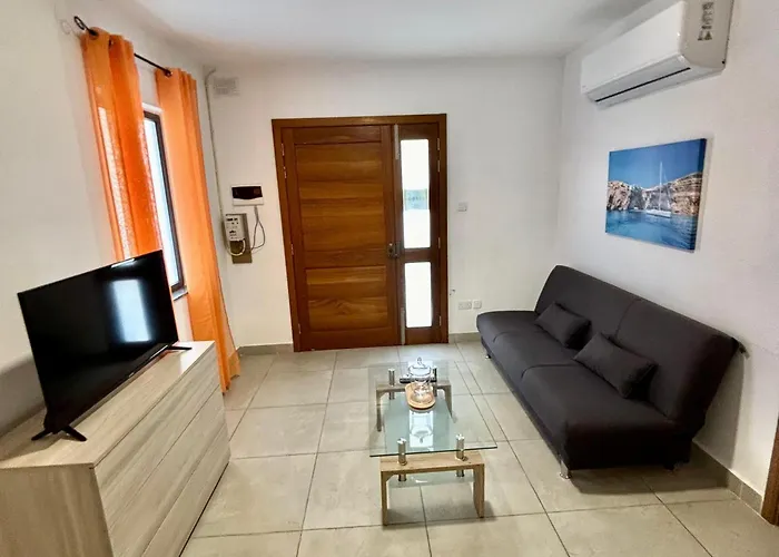 Cozy And Bright Room, Shared Flat Homestay