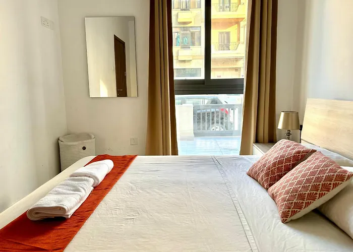 Cozy And Bright Room, Shared Flat Homestay