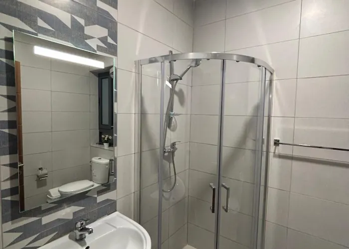 Cozy And Bright Room, Shared Flat Homestay